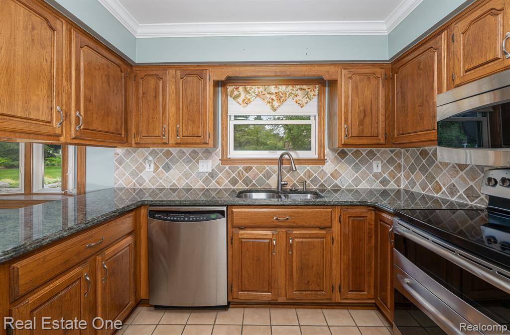 563 MILLSTONE Drive, Rochester Hills, MI 48309 — Photo 31