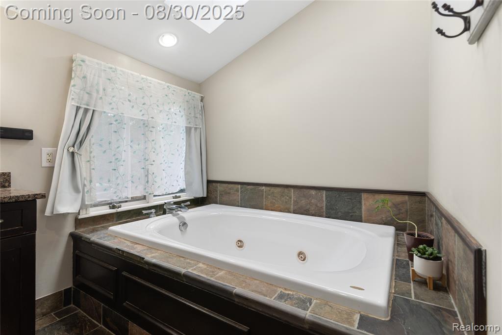 6600 Westphalia, West Bloomfield, MI 48324 — Photo 24