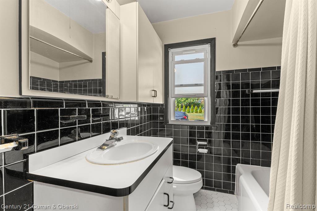 951 N MILDRED Street, Dearborn, MI 48128 — Photo 8