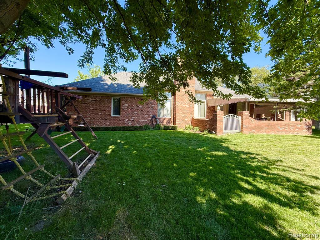 46557 Glen Pointe Drive, Utica, MI 48315 — Photo 57