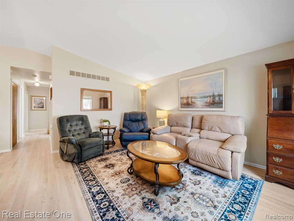642 E HAMBURG Street, Pinckney, MI 48169 — Photo 3