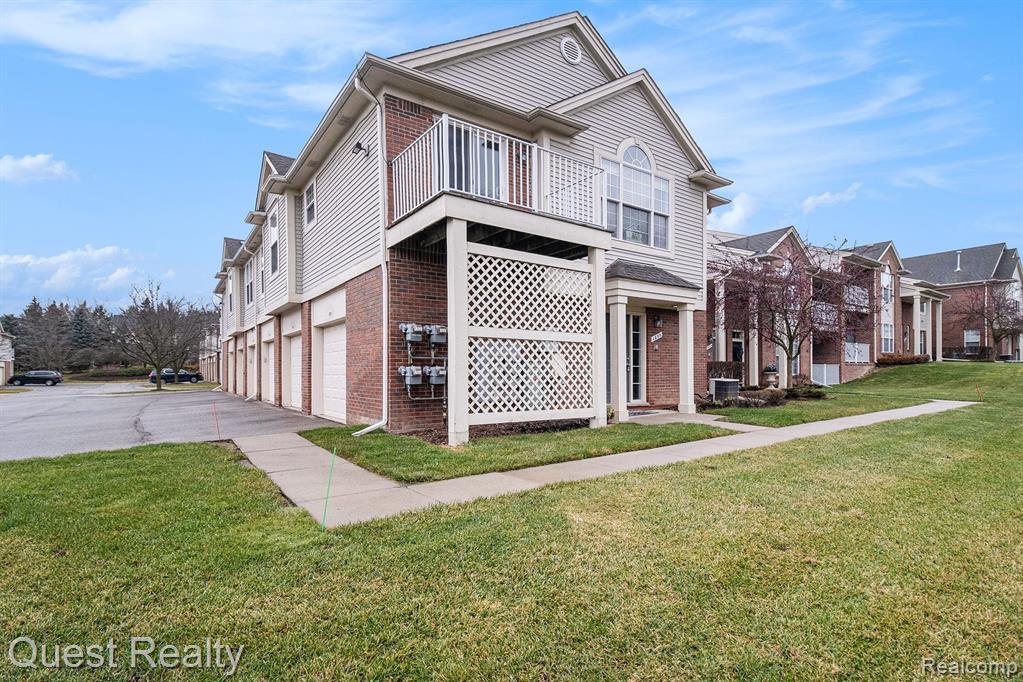 1895 FLAGSTONE Circle, Rochester, MI 48307 — Photo 2