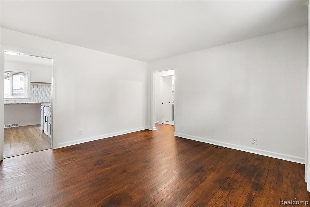 898 E Barrett Avenue, Madison Heights, MI 48071 — Photo 8
