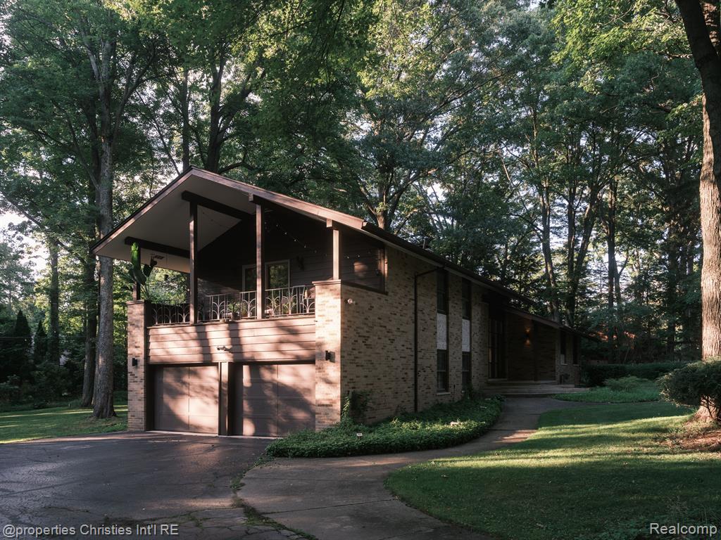 7388 LINDENMERE Drive, Bloomfield Hills, MI 48301 — front exterior