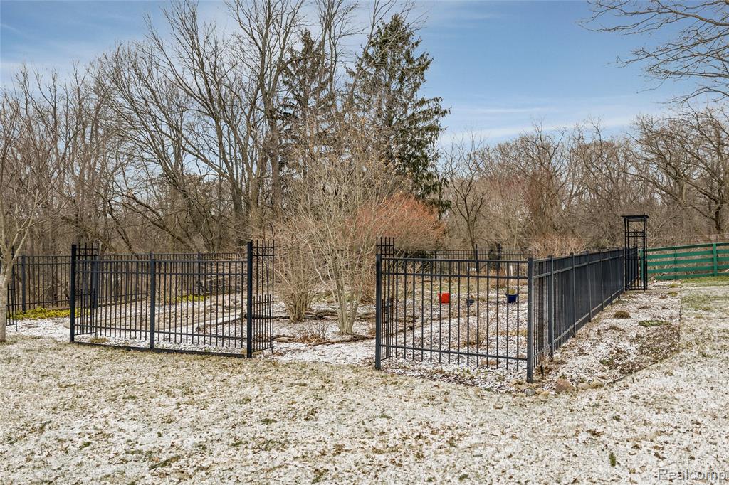 9801 Gibbs Road, Clarkston, MI 48348 — Photo 46