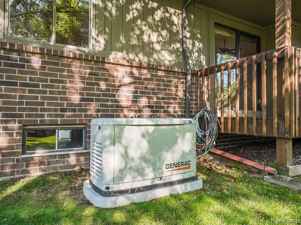 9735 HAWTHORNE GLEN Drive, Grosse Ile, MI 48138 — Photo 32