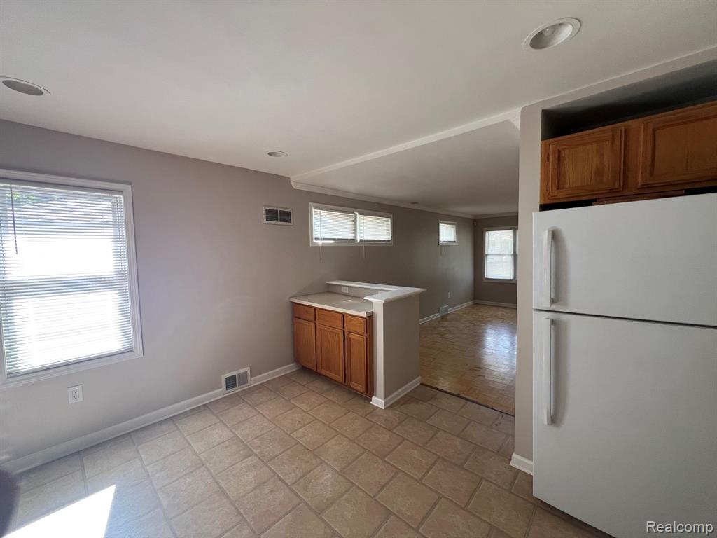 429 E Milton Avenue, Hazel Park, MI 48030 — Photo 5