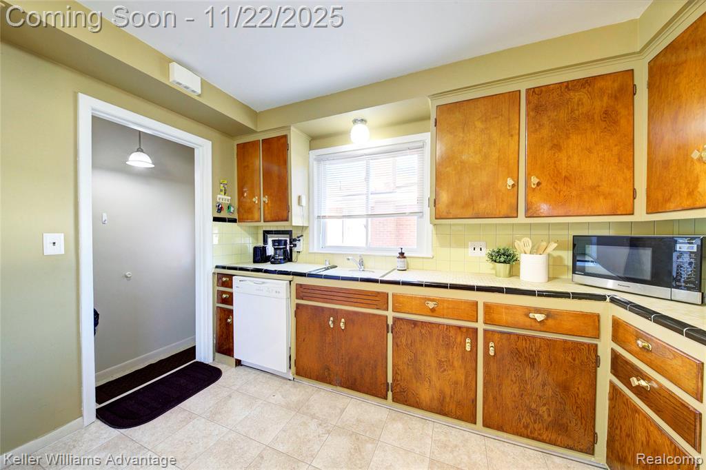9338 Colorado Street, Livonia, MI 48150 — Photo 18
