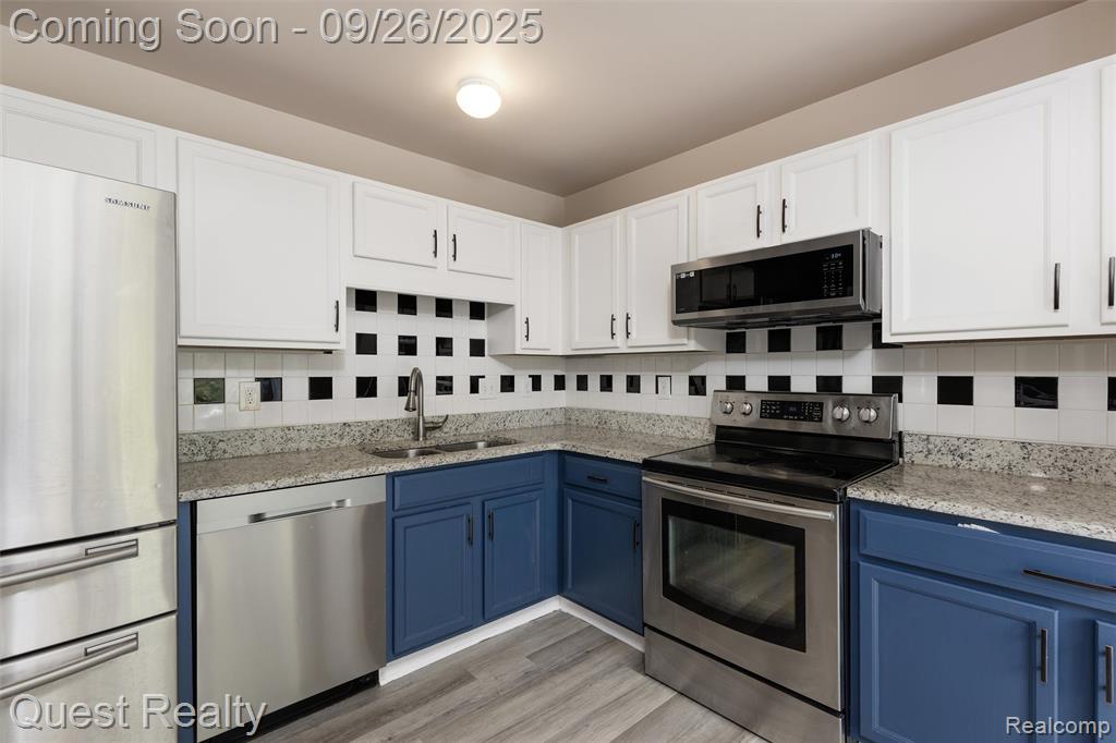 70 Fountain Park Drive, Waterford, MI 48327 — Photo 9