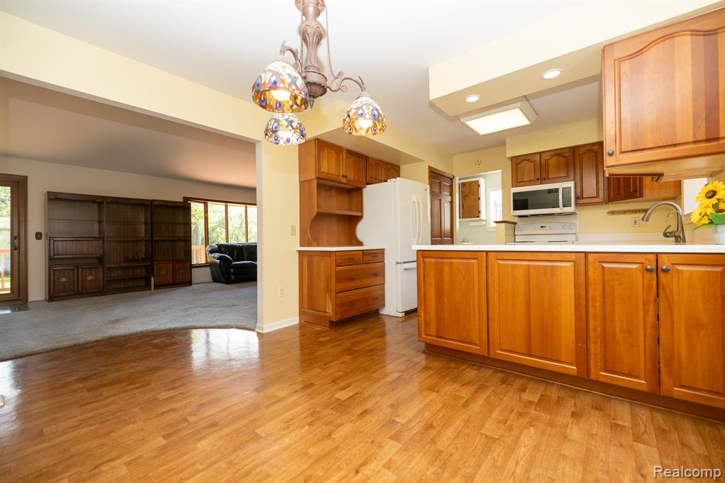 6084 Upper Straits Boulevard, West Bloomfield, MI 48324 — Photo 14