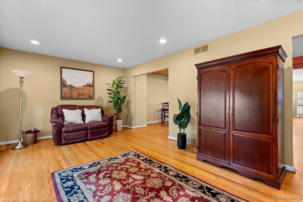 10065 Hart Avenue, Huntington Woods, MI — Photo 4