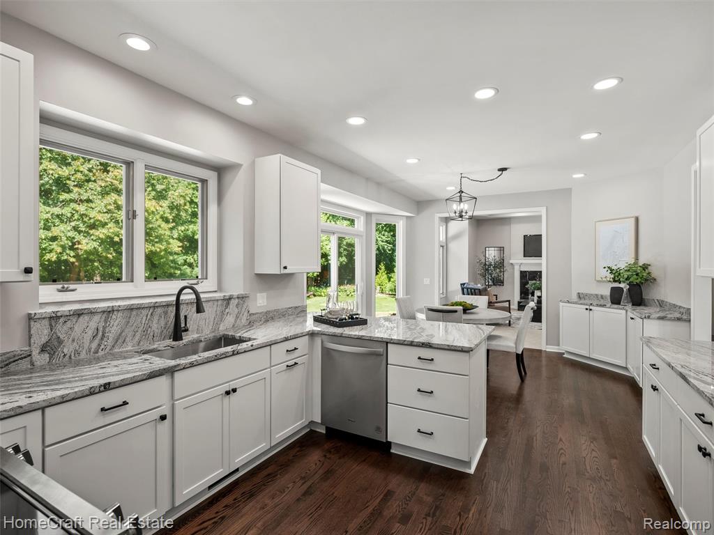 6807 SUNSET Drive, South Lyon, MI 48178 — Photo 12