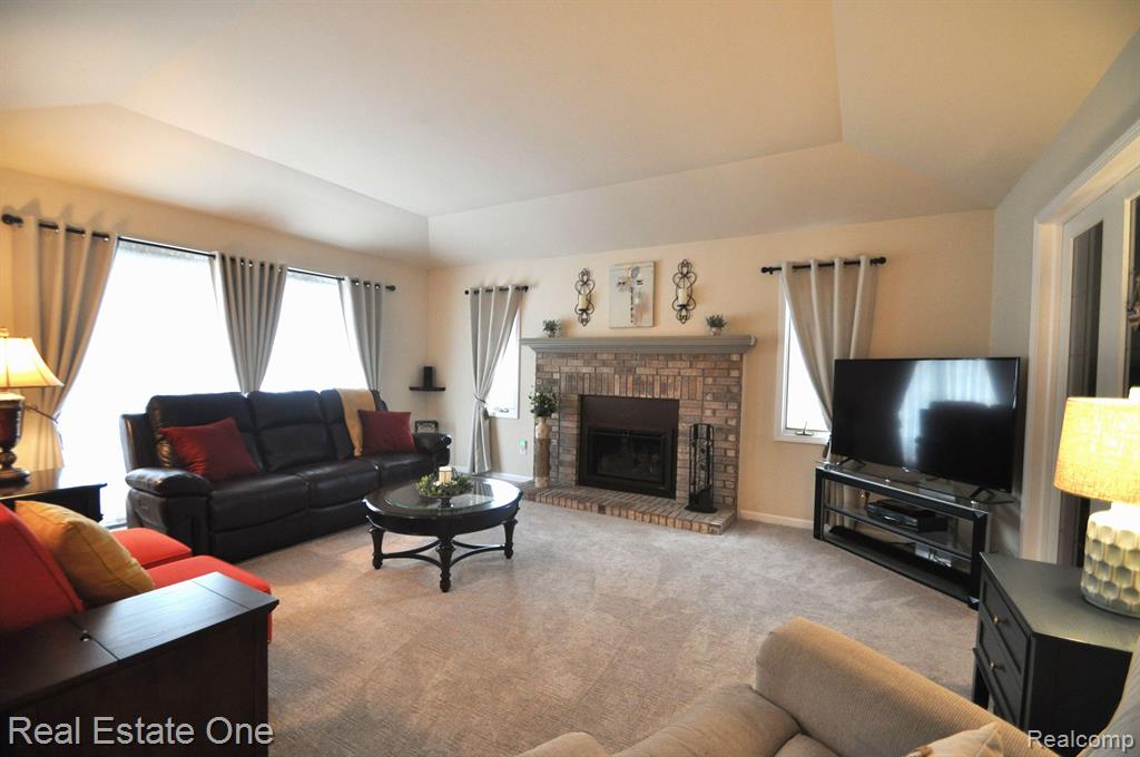 46654 SPRINGHILL Drive, Utica, MI 48317 — Photo 4