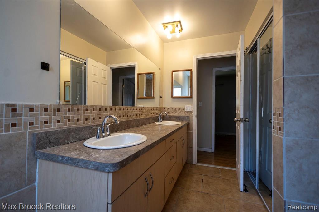 4829 WOLGAST Drive, Warren, MI 48092 — Photo 24