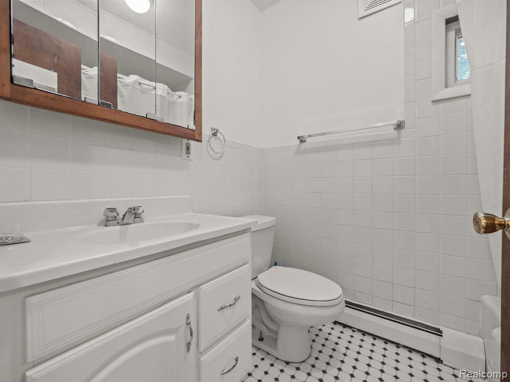 414 S SHOREWOOD Court, Lake Orion, MI 48362 — Photo 18