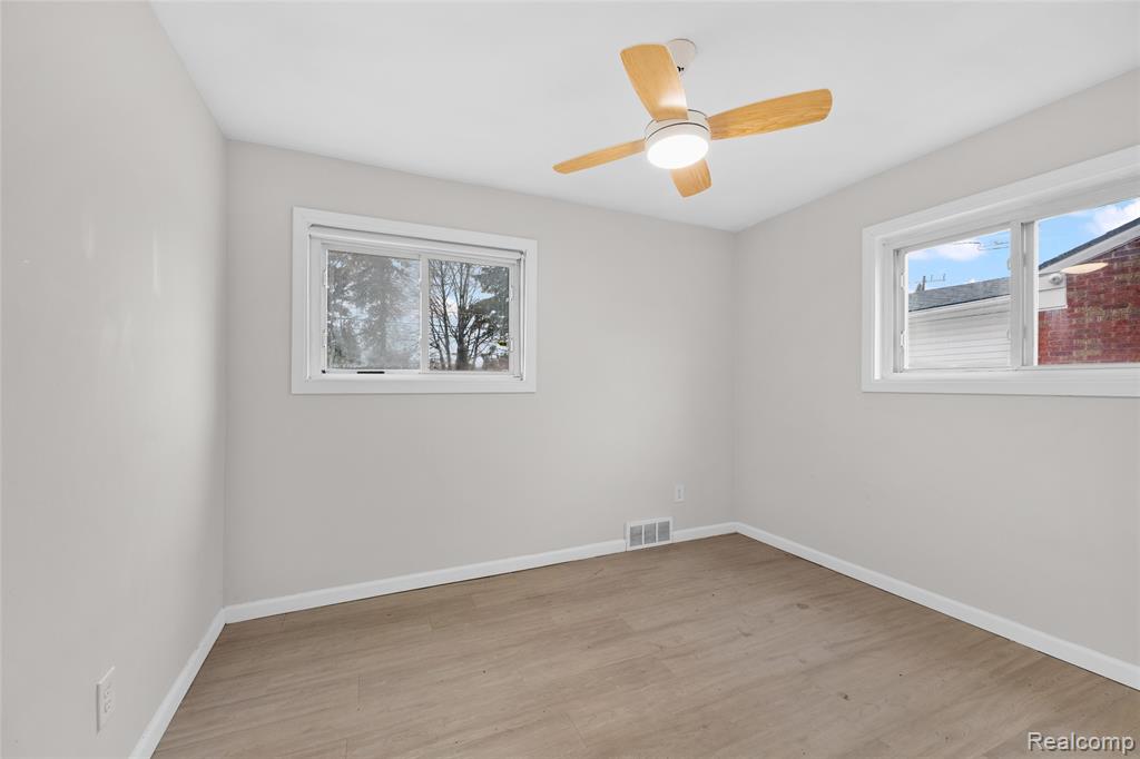 8539 Salem Lane, Dearborn Heights, MI 48127 — Photo 17