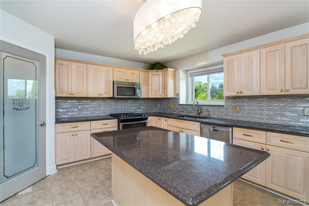 42105 Dorchester Court, Clinton Twp, MI 48038 — Photo 13