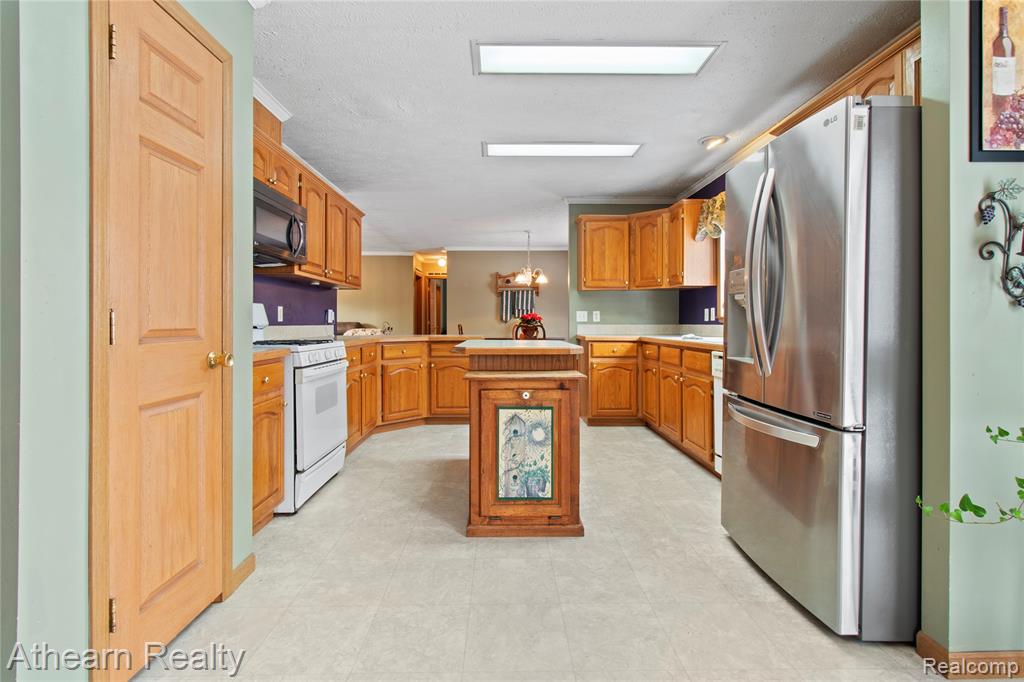 9023 Circle Lake Drive, Grand Blanc, MI 48439 — Photo 18