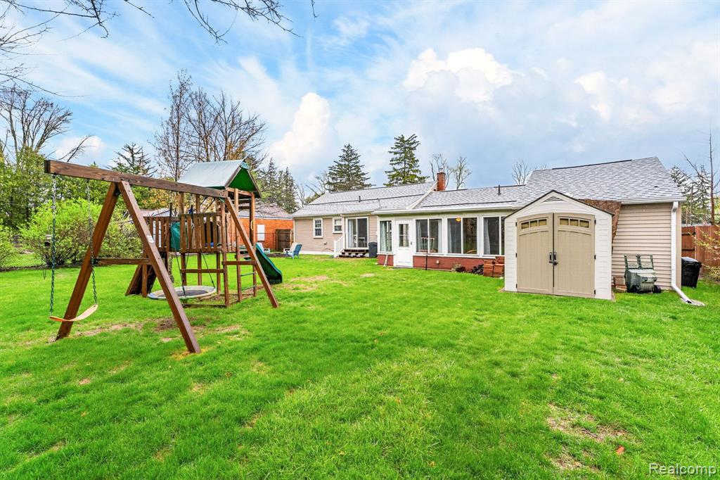 22515 Floral Street, Farmington, MI 48336 — Photo 32