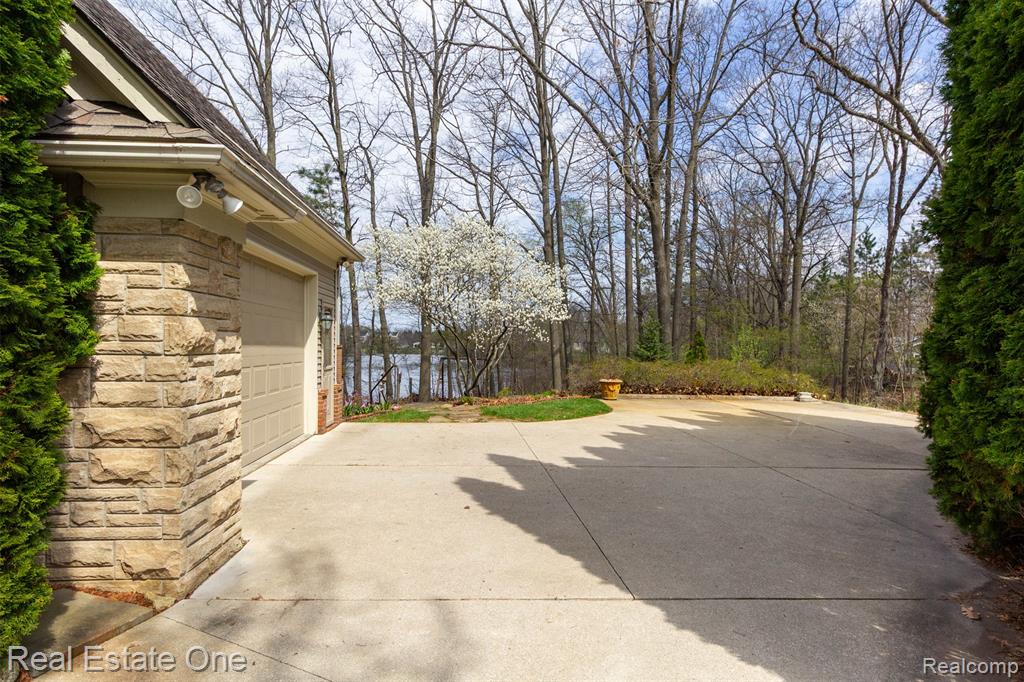 10215 Mill Pointe Drive, Goodrich Vlg, MI — Photo 47