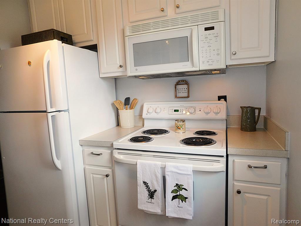 2334 W 14 MILE Road, 11, Royal Oak, MI 48073 — Photo 10