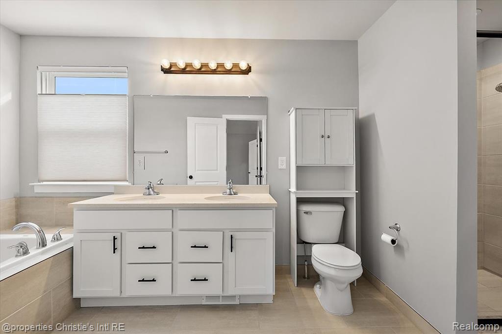 8740 Oak Ridge Trail, Westland, MI — Photo 20
