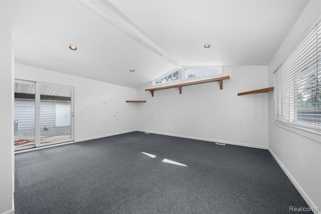 545 Woodbridge Circle, Waterford, MI 48327 — Photo 12