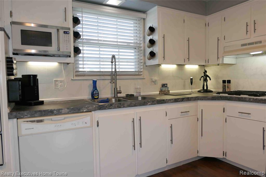 2854 ELMWOOD Street, Port Huron, MI 48060 — Photo 17