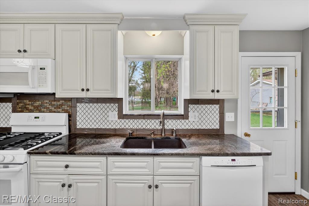 430 Sherwood Court, Holly, MI 48442 — Photo 17