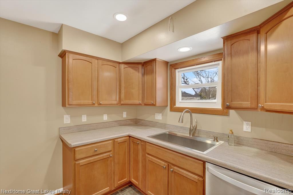 819 Southwood Drive, Fenton, MI 48430 — Photo 10