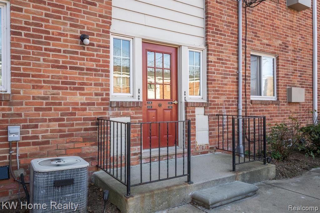 32718 GRAND RIVER Avenue, C28, Farmington, MI 48336 — Photo 2