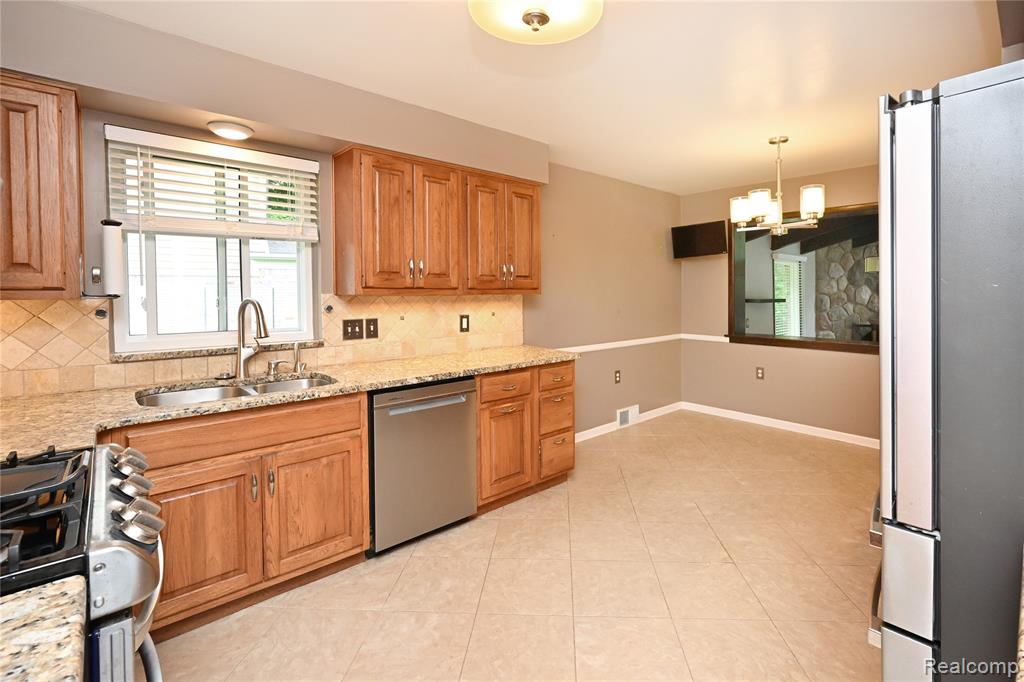 31310 Foxboro Way, Beverly Hills, MI 48025 — Photo 9