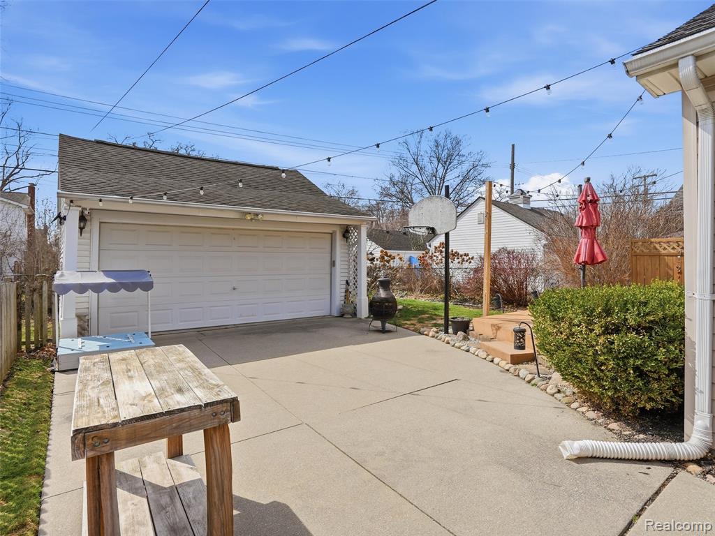 2073 Lochmoor Boulevard, Grosse Pointe Woods, MI 48236 — Photo 40