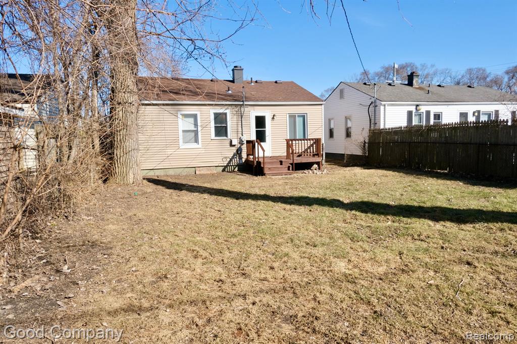 646 E DALLAS Avenue, Madison Heights, MI 48071 — Photo 17