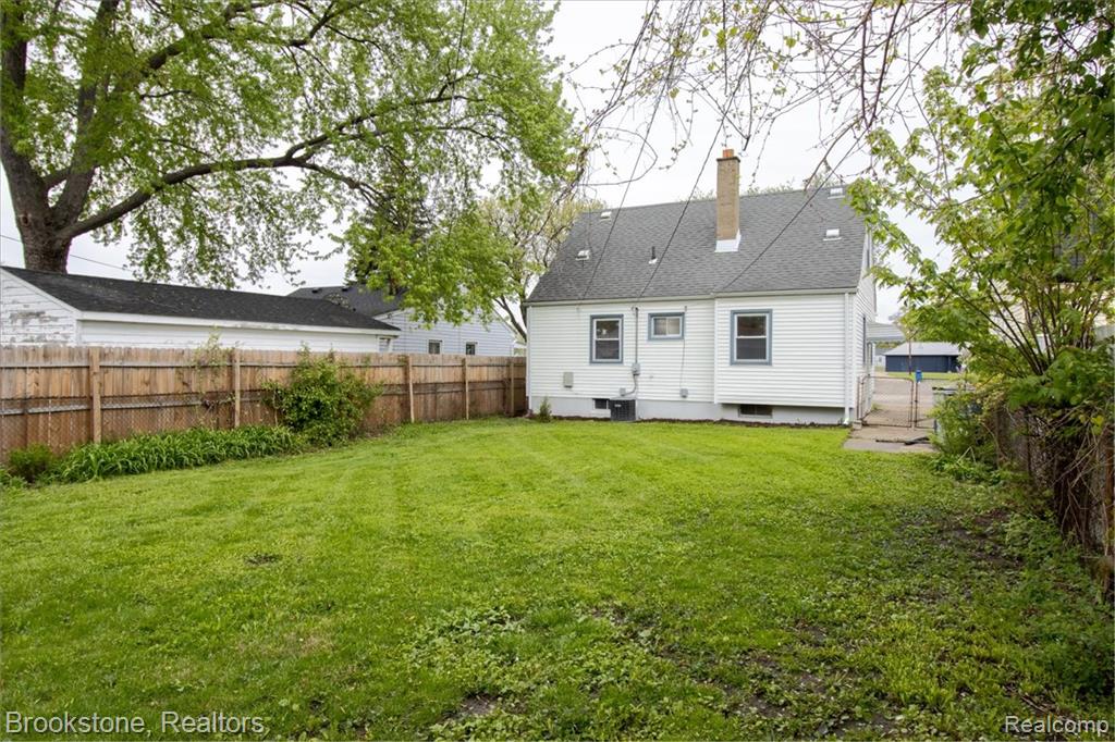 924 E Otis Avenue, Hazel Park, MI 48030 — Photo 23