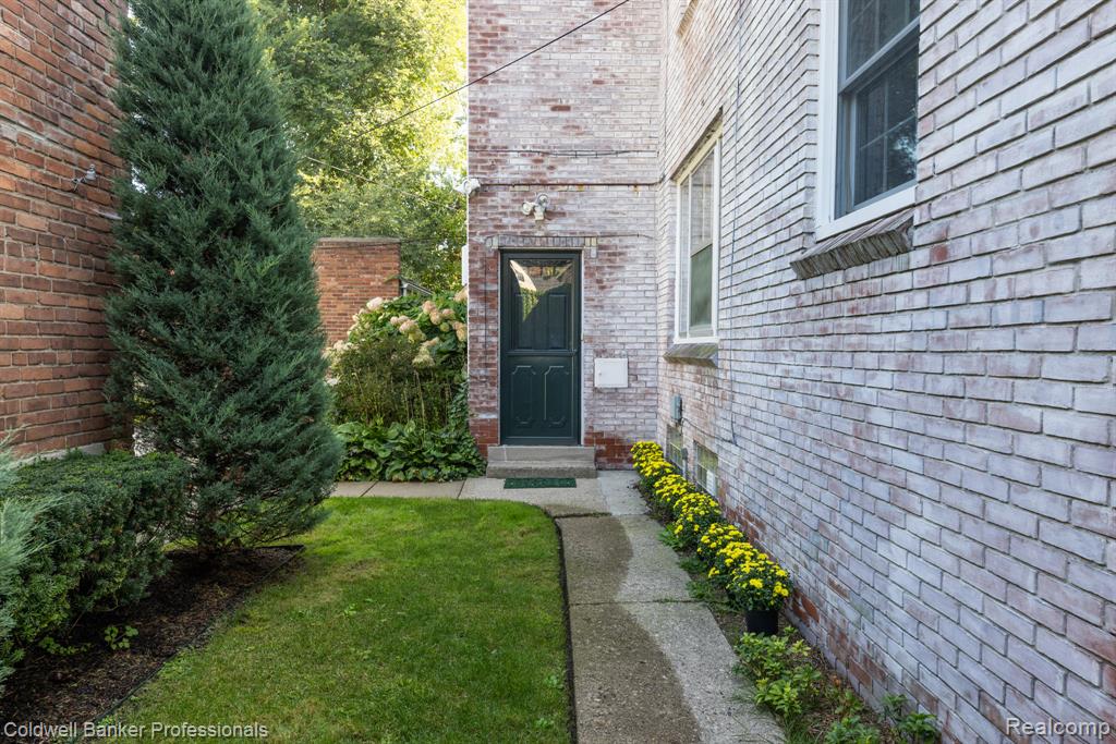 43 CRANFORD Lane, Grosse Pointe, MI 48230 — Photo 38