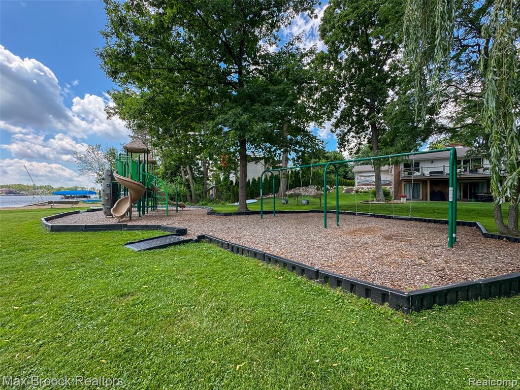 4695 Maura Lane, West Bloomfield, MI 48323 — Photo 9