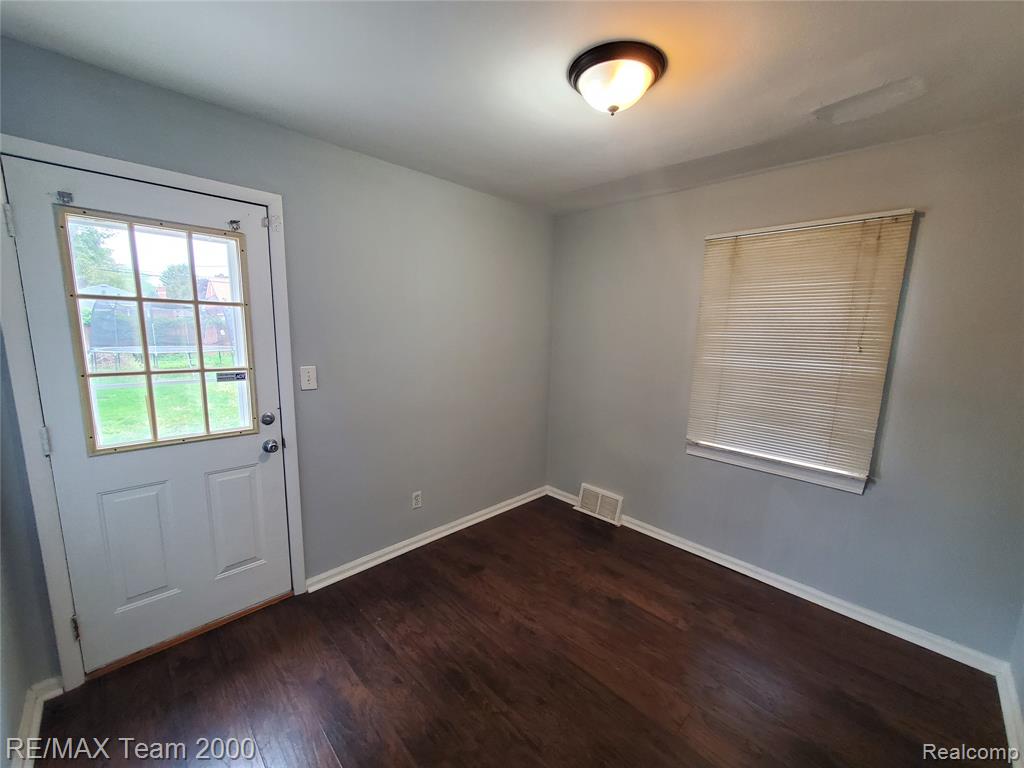 6985 N VERNON Street, Dearborn Heights, MI 48127 — Photo 12