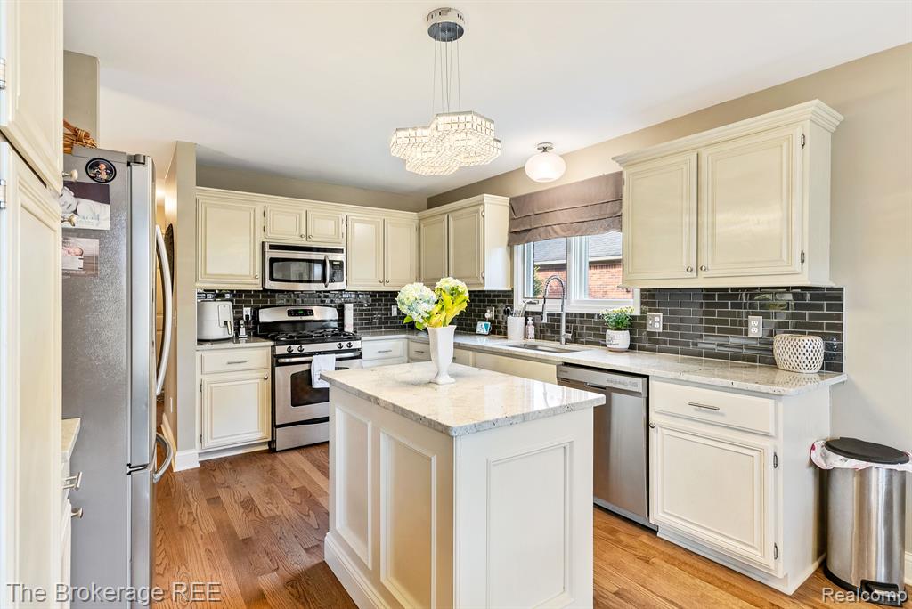 49730 WILLOWOOD Drive, Macomb, MI 48044 — Photo 13