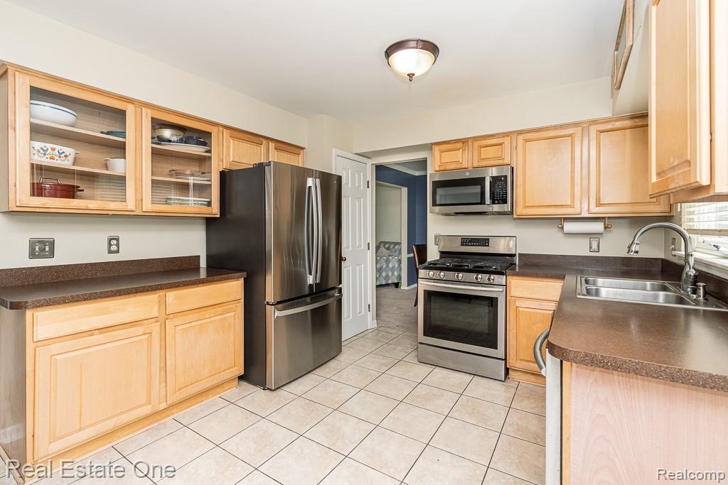 606 Whitney Drive, Rochester Hills, MI 48307 — Photo 10