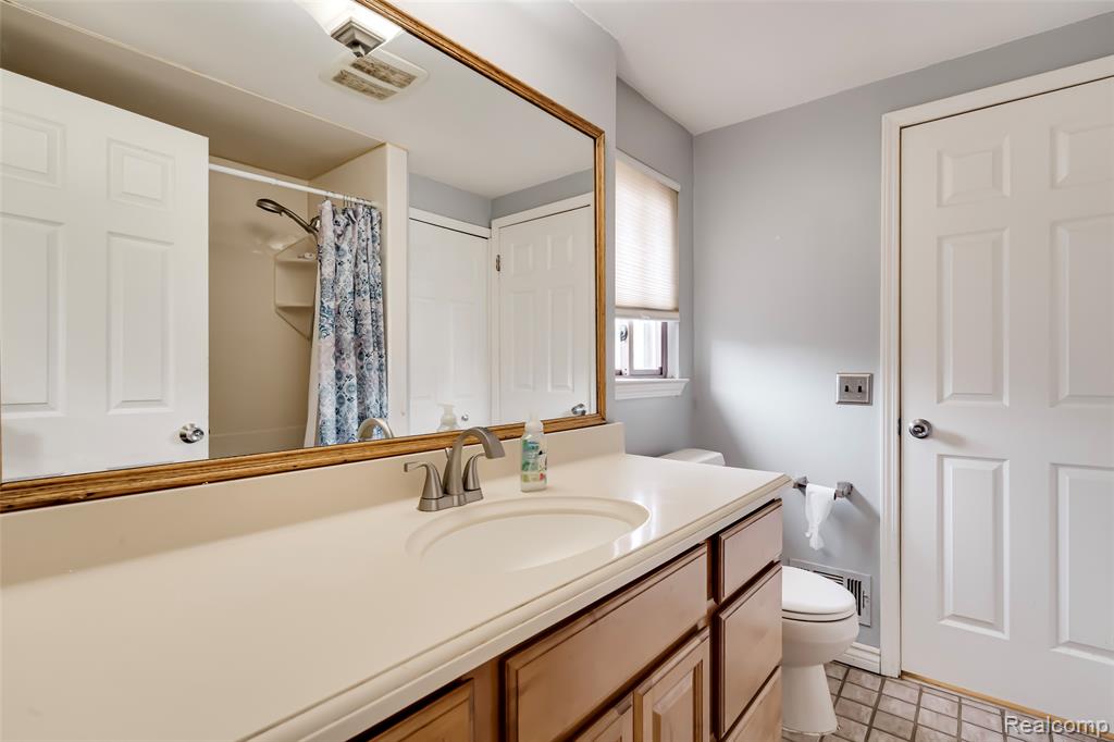 24705 Colonial Drive, Woodhaven, MI 48183 — Photo 44