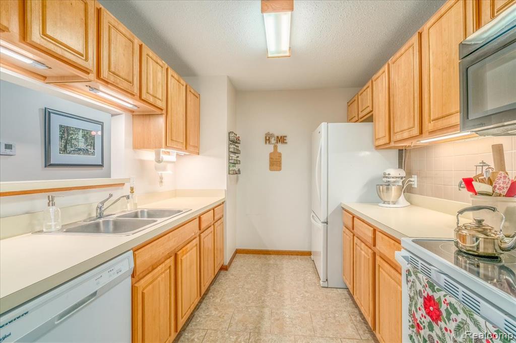 204 Marigold Circle, Westland, MI — Photo 13