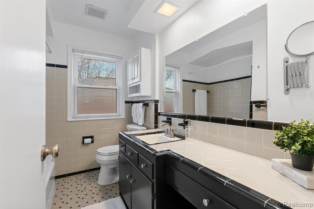 9369 CALIFORNIA Street, Livonia, MI 48150 — Photo 23