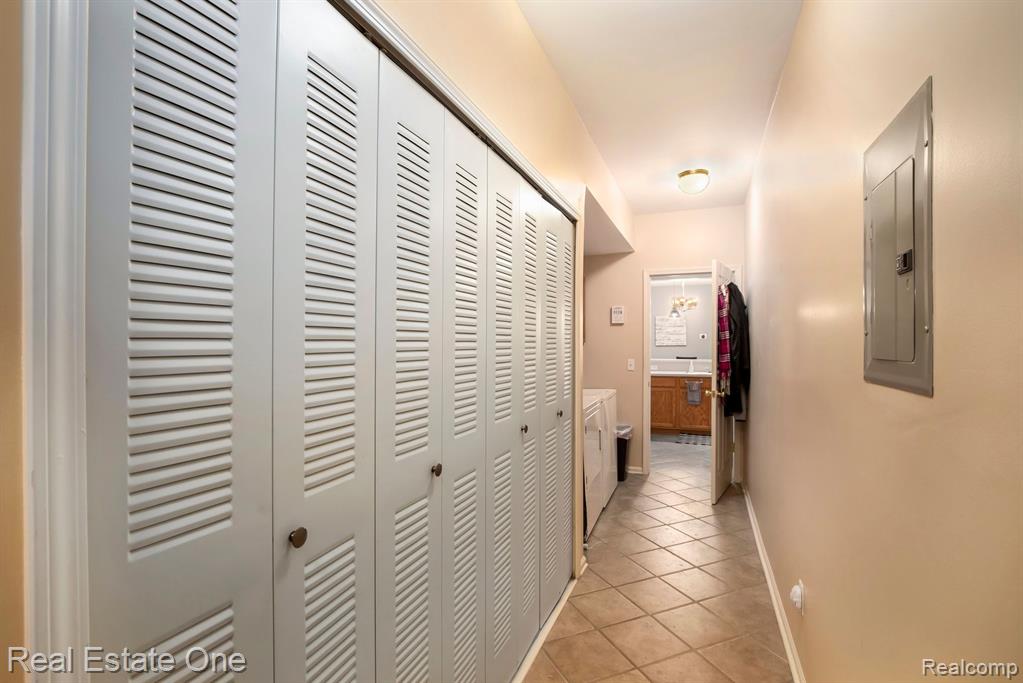 1948 FLAGSTONE Circle, Rochester, MI 48307 — Photo 13