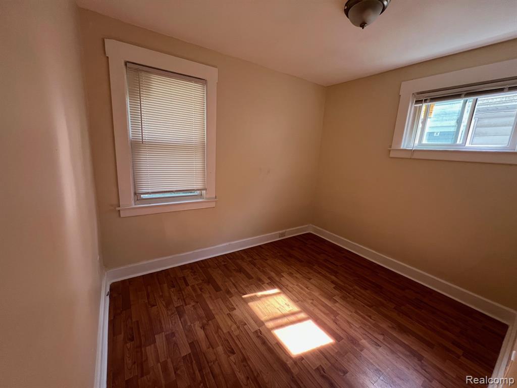 423 E MILTON Avenue, Hazel Park, MI 48030 — Photo 6