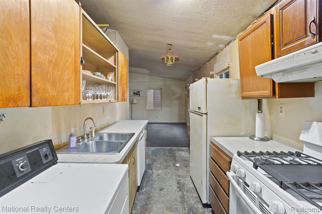 6378 Beth, Brighton, MI 48116 — Photo 12
