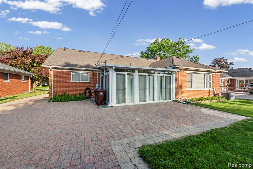 20085 Wedgewood Drive, Grosse Pointe Woods, MI 48236 — Photo 43