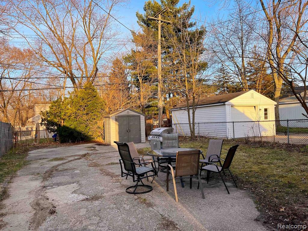 832 Pinecrest Drive E, Fenton, MI 48220 — Photo 48