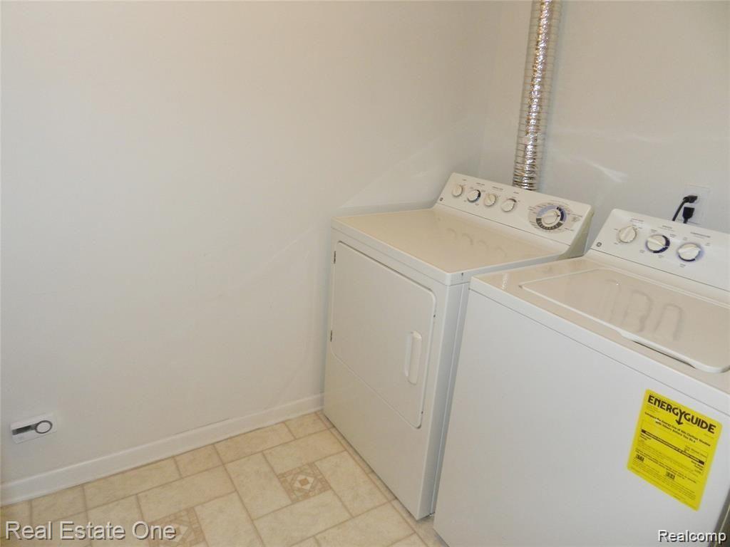 700 AMBERLY DR UNIT B, Waterford, MI 48328 — Photo 6