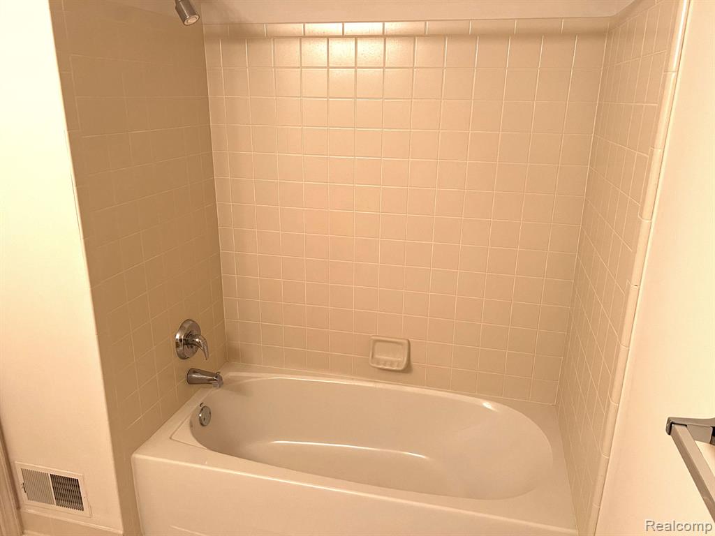 553 WOODHAVEN Drive, Commerce Twp, MI 48390 — Photo 18
